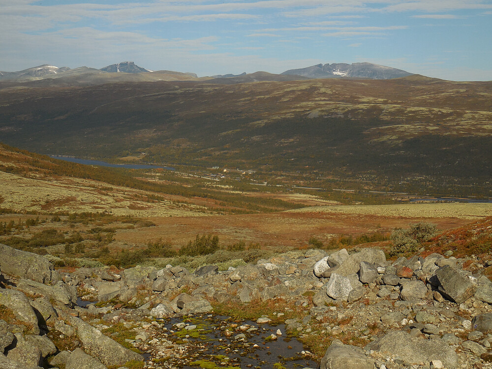 Vi har kommet oss opp fra vierbeltet og begynner å få den gode fjellfølelsen. Her med Storstygge-Svånåtinden og Snøhetta som blikkfang. 