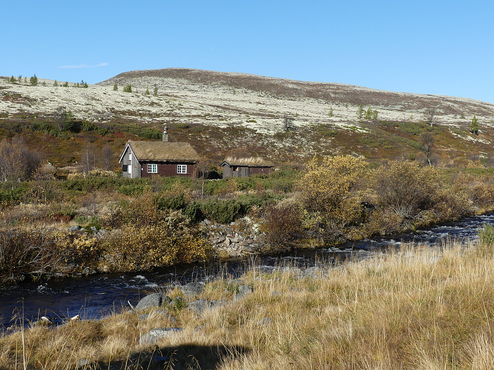 Raudsjødalen turisthytte med Raudsjøtangen i bakgrunnen.