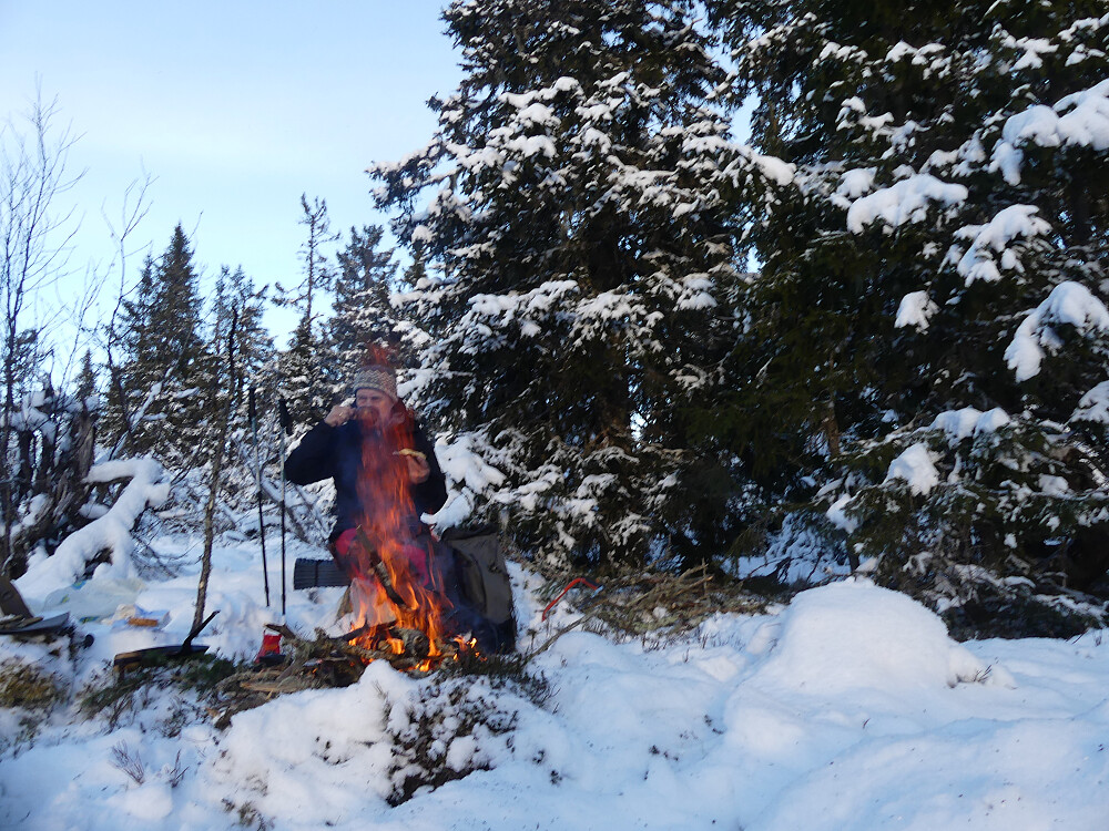 Tørr grankvist gir både nykokt kaffe og opptining av frosne tær!