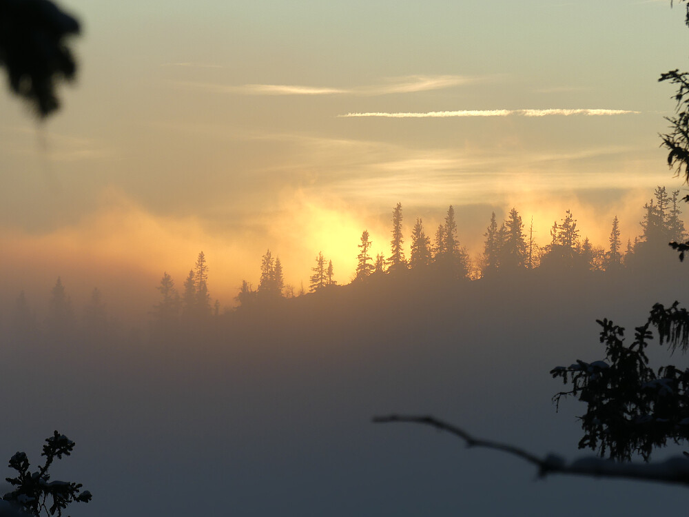 Idet sola går ned bak Langlidalshøgda.