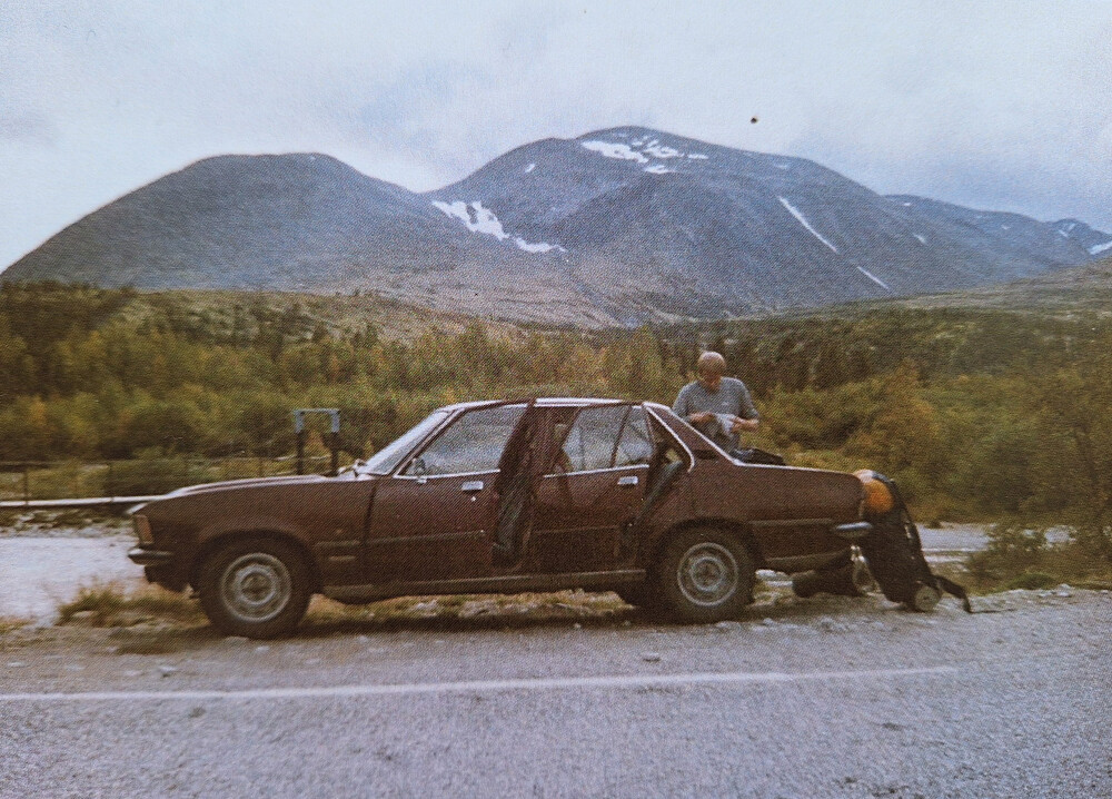 Intense kartstudier før turstart ved Straumbu.