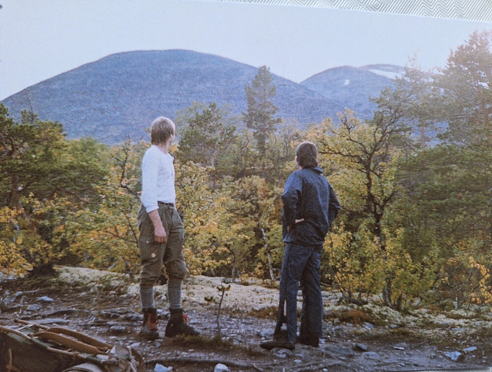 Etter stien inn til Bjørnhollia. Veslesvulten og Rondvasshøgda studeres før morgendagens tur.