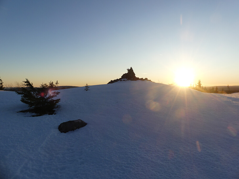 Vi når toppen i det sola sier takk for seg!