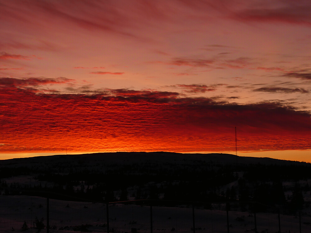 Himmelen tar fyr over Fagerfjellet idet vi er ved bilen igjen!