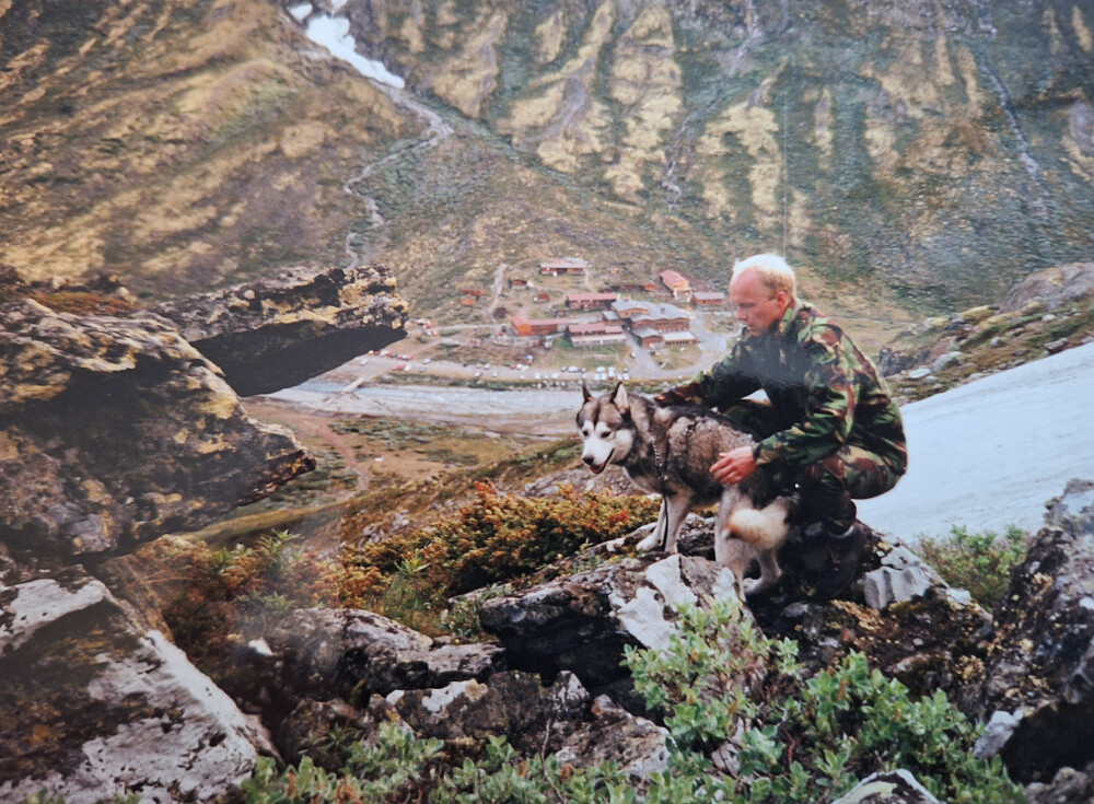 Jan og Ulven godt i gang med turen opp på Galdhøpiggen.