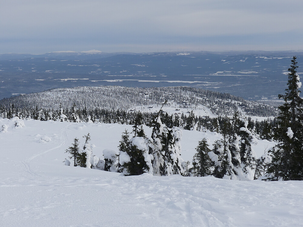 Digeråsen med hyttefeltet, sett fra oppunder engulvsfjelltoppen.