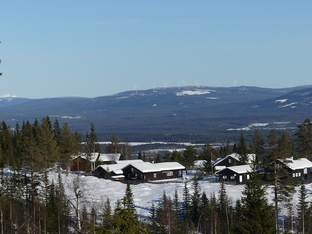 Raskiftet Vindpark synes (altfor) godt fra Sørvest for Digeråsen. 
