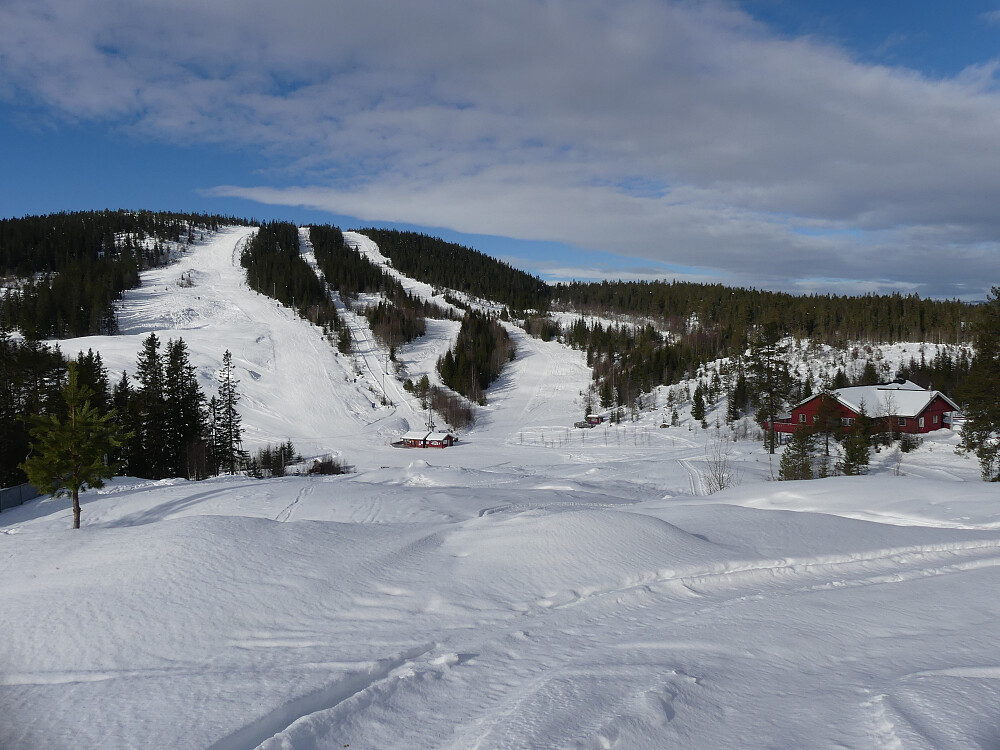 Digeråsen alpinanlegg sett fra Vestre Skarhøgda.