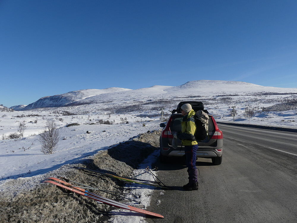 Turstart fra E6 ved Grønbakken. Knutshøene i bakgrunnen.