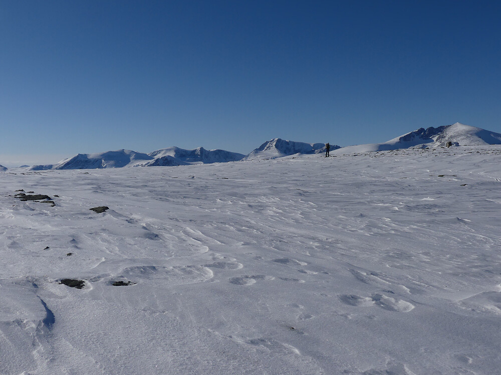 Oppe på ca. 1550 moh. og bare 150 høydemeter gjenstår. Fin utsikt til mye av Dovrefjell herfra.