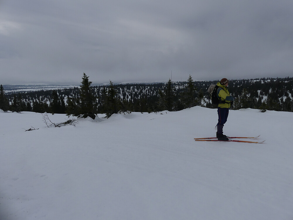 På Vesleknubben. Snøbyger gjemmer Fagerfjellet i bakgrunnen.