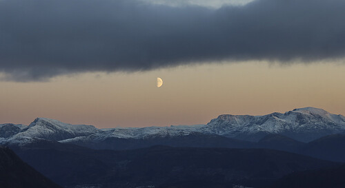 Fin måne, sett fra Blåtind