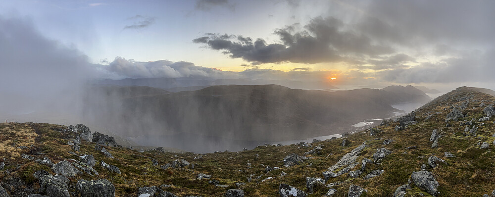 Fullmåne, tåke og solnedgang, på en gang