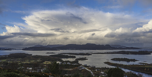 Fete skyer mellom bygene