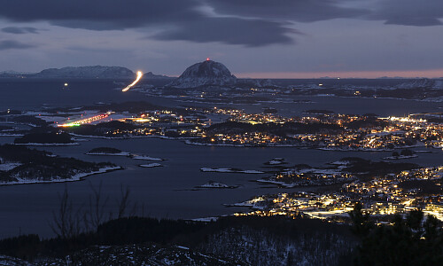 Et fly lander på flyplassen