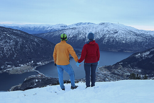 Ser ned på Sogndal, fra Skjeggen