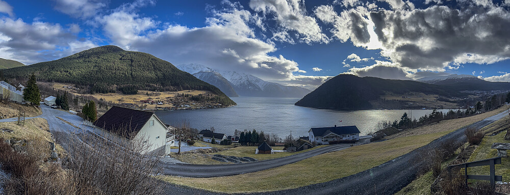 Amlaholten (til venstre)