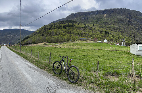 På vei til Flotshaugen. Det ble en del trilling av sykkel opp den haugen, men OK trase ned på andre siden
