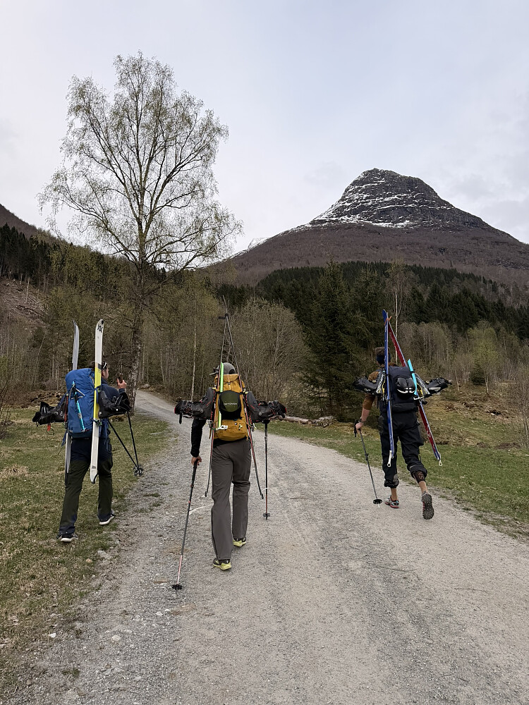 Gjengen klar for kveldstur opp 1800 høydemeter