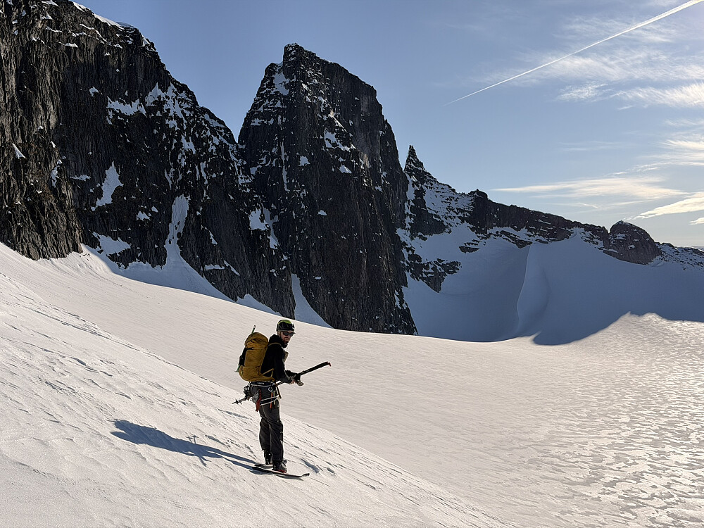 Ned på Tindefjellsbreen med Tindefjellet ruvende over