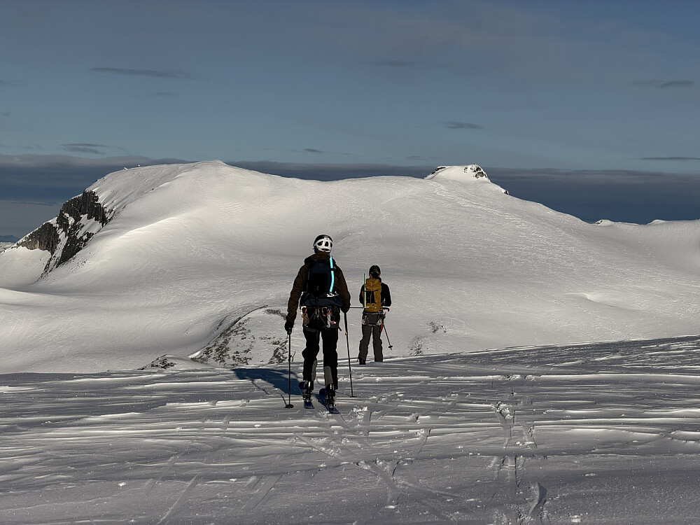 Tilbakeblikk mot Stryneskåla sør- og nordtoppen med Skålatårnet og Skålabu som kan skimtes opp til venstre i bildet
