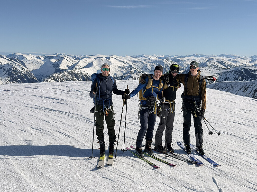Fornøyd gjeng i nærheten av 1857-høyden øst på Tindefjellsbreen