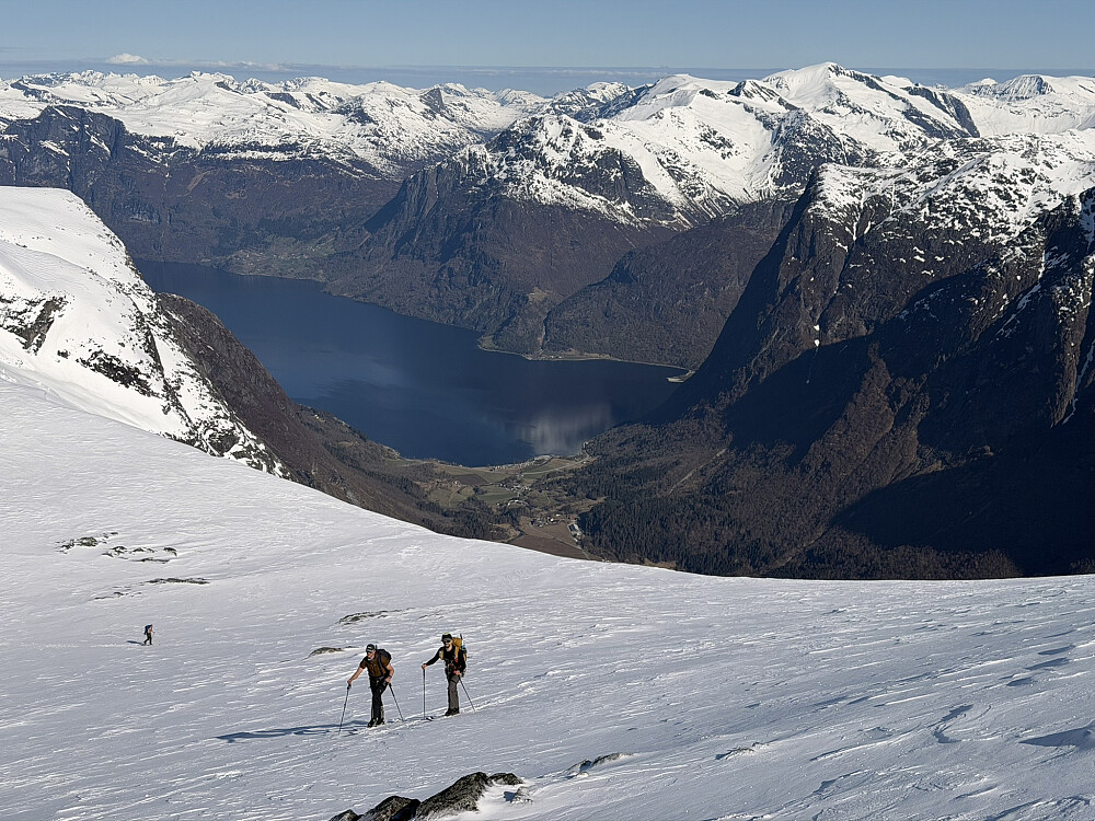Nasjonalromantiske omgivelser mellom Tomefjellet og 1905-toppen på Skålefjellet med utsikt ned mot Oppstrynsvatnet