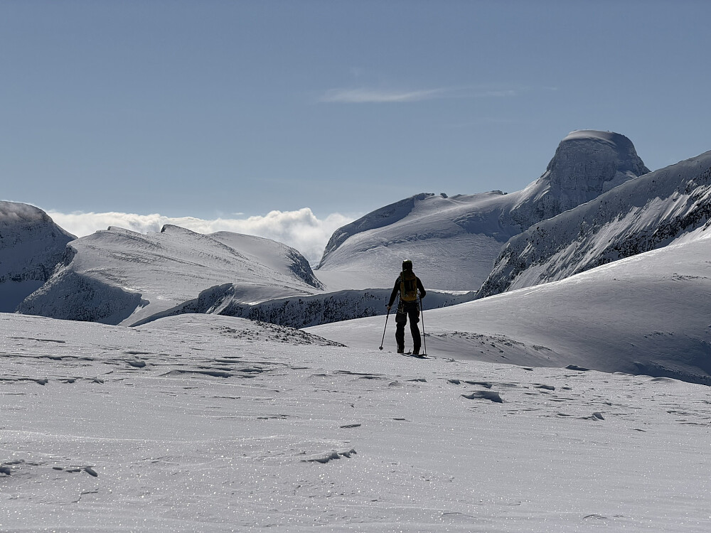 Majestetisk skue med Lodalskåpa ruvende i horisonten