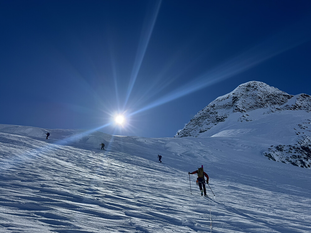 Opp brefallet Hanken i to taulag. Tydelig å se at dette er et område med en del sprekker