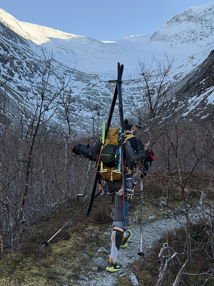 Flott grussti over moreneryggene nede i Bødalen