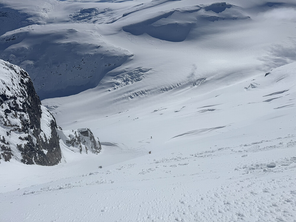 Den bratte snøflanken vi tok oss ned med Småttene under oss