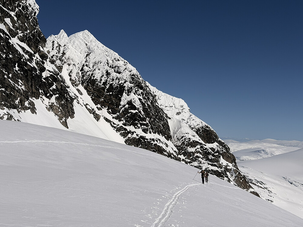 Traversering under sørsiden av Lodalskåpa