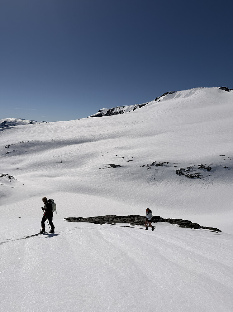På vei opp mot Store Småholtind. Bak sees spora våre ned fra Storfjellet