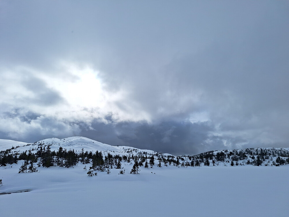 Faretruende mørke skyer i kontrast til sola
