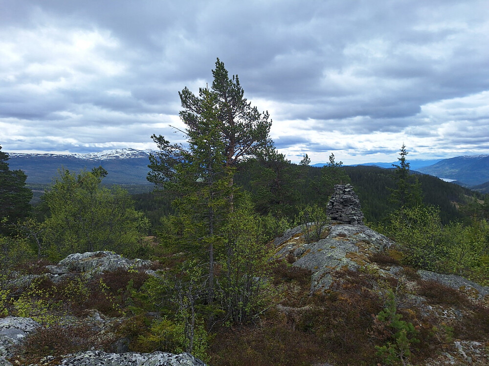 Fra toppen av Stænenuten mot varden og Blefjell bak