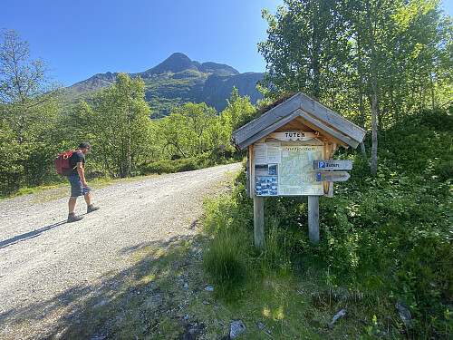 Bilde #1: Vi startet turen fra Tuten parkeringsplass. Gamlestølsfjellet [1526 m.o.h.] sees i bakgrunnen.
