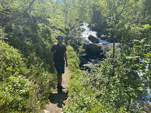 Bilde #2: I skogen på vei opp mot Taskedalen. Elva som stien følger oppover, er Taskedalselva.