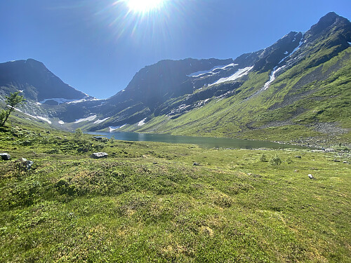 Bilde #3: I Taskedalen, nesten oppe ved Taskedalsvatnet [719-716 m.o.h.]. Til venstre i bildet sees Brekkehornet [1406], midt i bildet sees Taskedalstinden [1609] (men selve toppen ligger bak det som sees på bildet), og til høyre i bildet sees Taskedalshornet [1406 m.o.h.].