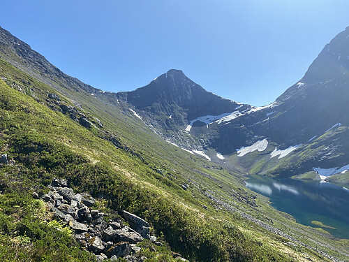 Bilde #6: Brekkehornet [1525 m.o.h.] ruver innerst i Taskedalen.