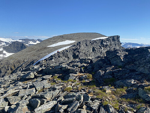 Bilde #11: På vei videre bort mot toppen på fjellet.