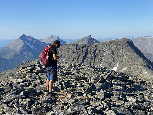 Bilde #14: På toppen av Brekkehornet [1525 m.o.h.]. I bakgrunnen sees Middagstinden [1568] til venstre, og Grønfonnfjellet [1509 m.o.h.] til høyre.