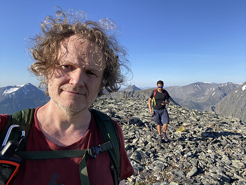 Bilde #15: Nok et bilde fra toppen på Brekkehornet. Ved venstre billedkant sees Nonstinden [1572], og bak Dag sees Grønfonnfjellet [1509 m.o.h.].