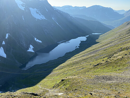 Bilde #16: På vei ned igjen fra fjellet, med utsikt utover Taskedalsvatnet [719 - 716 m.o.h.].