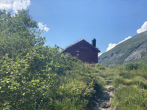 Bilde #2: Jeg er framme ved hytta kalt "For Fattig og Rik". Herfra tenkte jeg å legge kursen rett opp på fjellryggen på nordsida av Taskedalshornet.