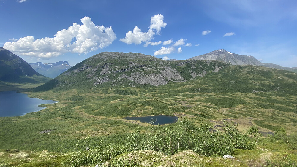 Bilde #3: På vei opp på nordryggen av Taskedalshornet (også kalt "Taskedalskollen"). Vatnet til venstre er Storvatnet [580 m.o.h.], og det midt i bildet er Kristoffertjørna [631 m.o.h.]. For fattig og rik ligger like til høyre for Kristoffertjørna. Fjellet som fyller mye av bildet er Kammen [1096 m.o.h.], og det bak til høyre er Litlevasstinden [1491 m.o.h.].