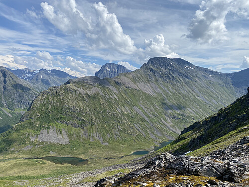 Bilde #4: Utsikt over mot Grønfonnfjellet [1509 m.o.h.], og med Gamlestølsfjellet [1526 m.o.h.] i bakgrunnen.