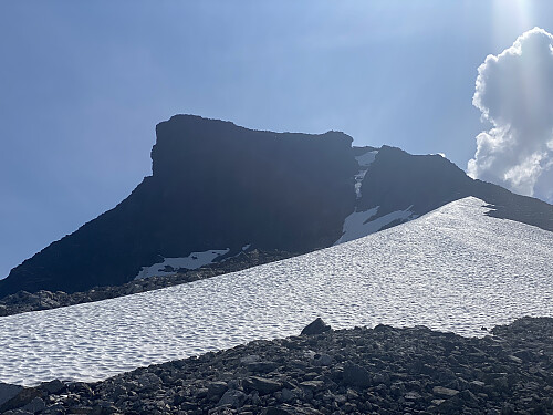 Bilde #5: Jeg nærmer meg Taskedalshornet [1406 m.o.h.] traséen videre opp dit, følger nå ryggen ute til høyre.