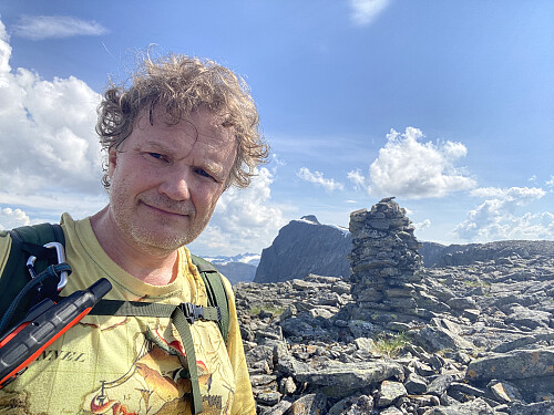 Bilde #6: På toppen av Taskedalshornet [1406 m.o.h.], med Taskedalstinden [1609 m.o.h.] i bakgrunnen.