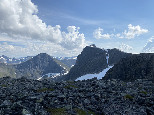 Bilde #7: Taskedalstinden [1609 m.o.h.] sees i det fjerne. Traséen bort tid går langs fjellryggen til høyre i bildet. Brekkehornet [1525 m.o.h.] sees til venstre i bildet.