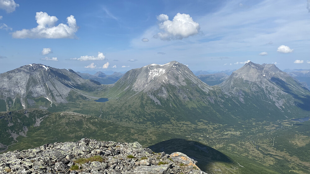 Bilde #8: Utsikt (fra Taskedalshornet) mot Litlevasstinden [1491 m.o.h.], Nonstinden [1572 m.o.h.] og Middagstinden [1568 m.o.h.].